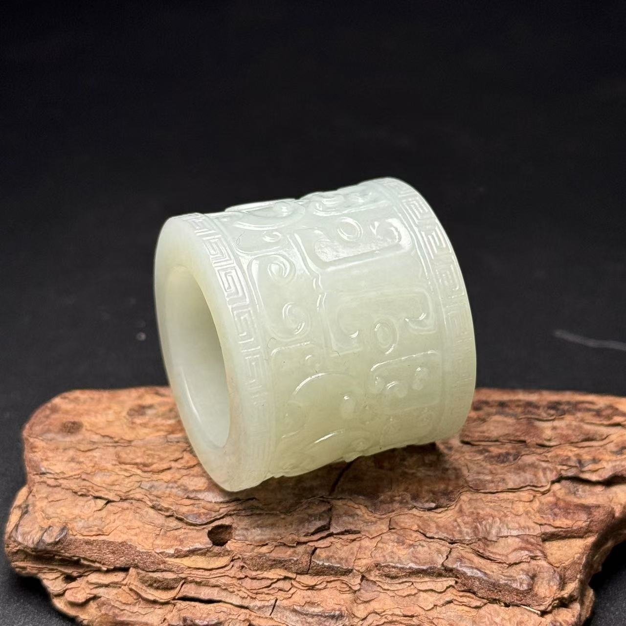 Imperial Hetian Jade Thumb Ring – 'Fortune & Longevity' Carved Relic - 图片 4