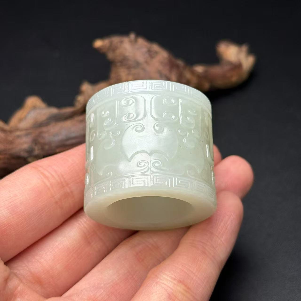 Imperial Hetian Jade Thumb Ring – 'Fortune & Longevity' Carved Relic - 图片 3